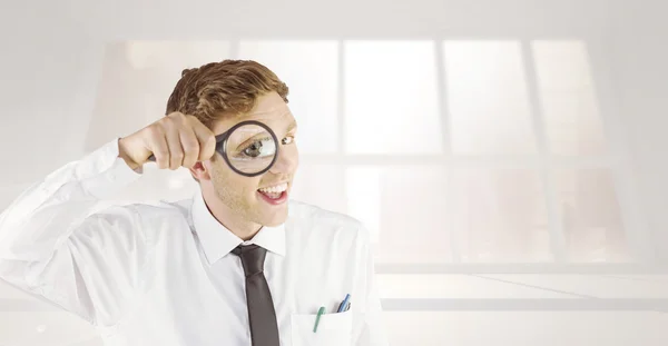 Homem de negócios Geeky olhando através de lupa — Fotografia de Stock