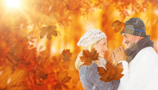 Schattige lachende paar hand in hand — Stockfoto