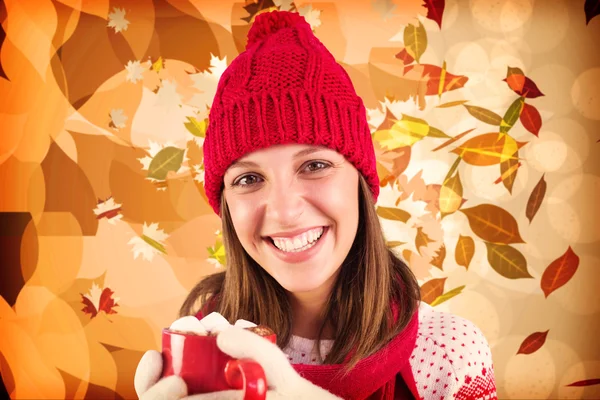 Jonge vrouw genieten van haar warme koffie — Stockfoto