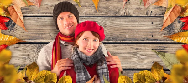 Paar lächelt gegen Holzplanken — Stockfoto