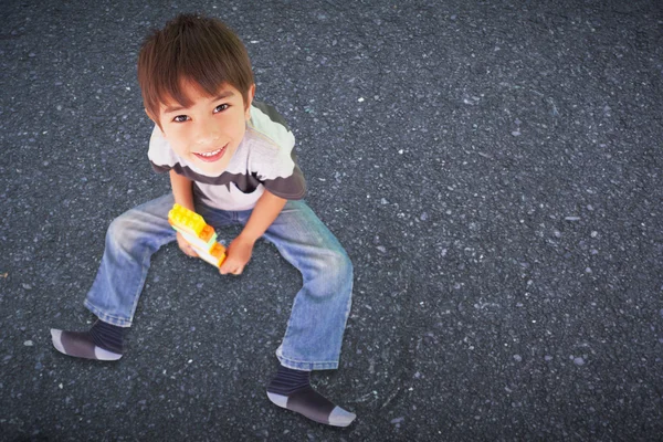 Ragazzo carino seduto con blocchi di costruzione — Foto Stock