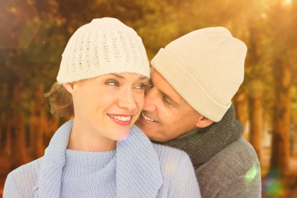 暖かい服装でのカジュアルなカップル — ストック写真