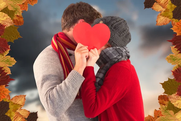 Pareja sosteniendo un corazón rojo —  Fotos de Stock