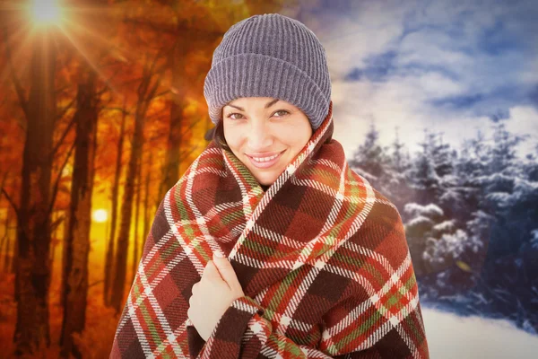 Morena sorridente com cobertor verificado — Fotografia de Stock