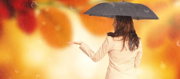 Mulher de negócios elegante segurando guarda-chuva preto — Fotografia de Stock