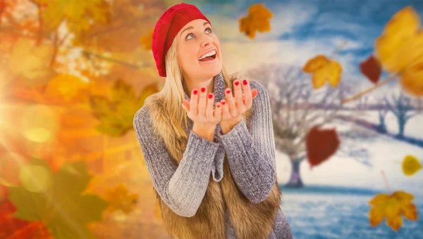 Blonde in winterkleren met handen uit — Stockfoto