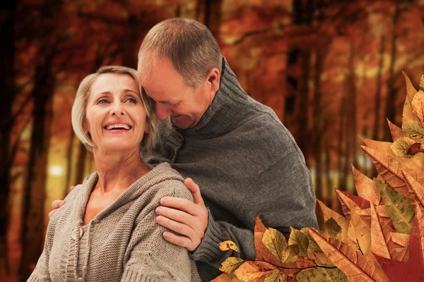 Ouder paar tegen herfst scène — Stockfoto