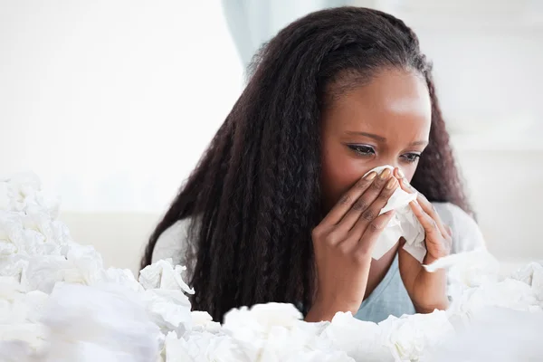 Nahaufnahme einer Frau, die sich die Nase pustet — Stockfoto