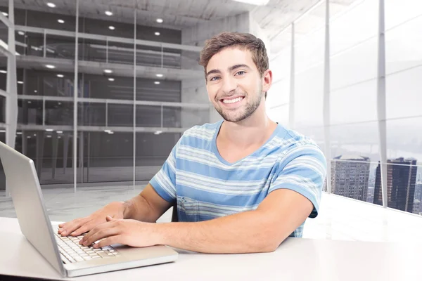 Imagem composta do estudante no computador portátil — Fotografia de Stock