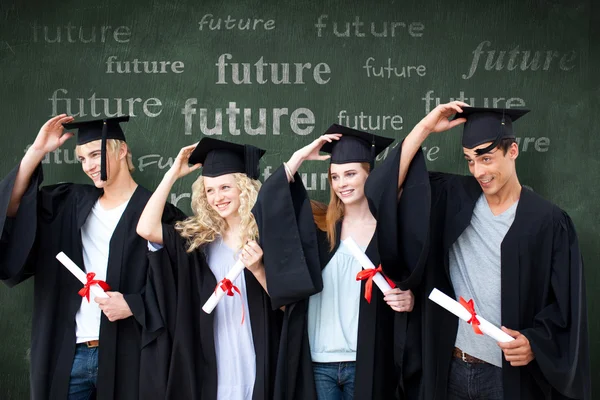 Grupp tonåringar firar efter examen — Stockfoto