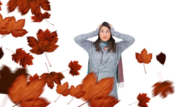 Angstig mooie brunette winterkleren dragen — Stockfoto