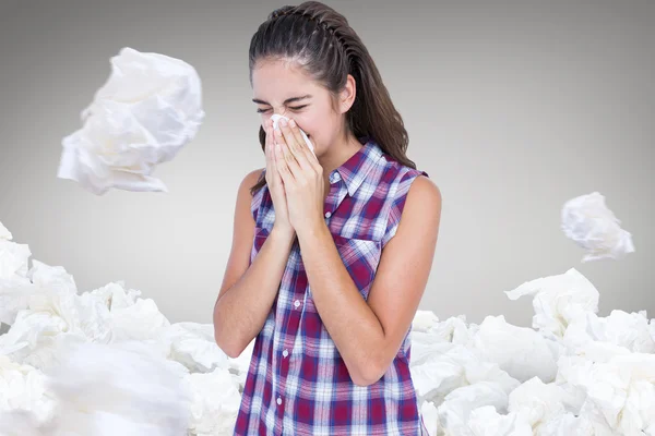 Ziek blonde vrouw niezen in een weefsel — Stockfoto