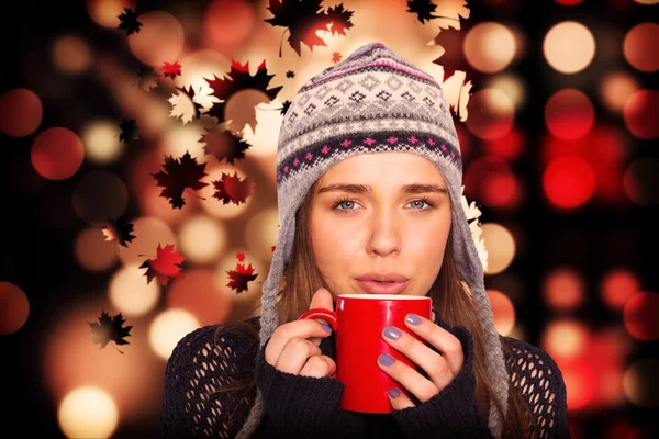 コーヒーを飲む暖かい衣類の美人 — ストック写真