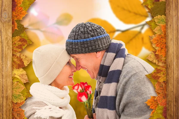 Gelukkige volwassen paar in winterkleren — Stockfoto