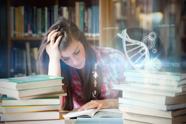 Fokuserad elev omgiven av böcker — Stockfoto