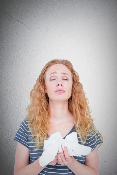 Ziek blonde vrouw die houdt van papier weefsel — Stockfoto