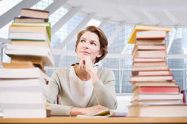 Professeur attentionné à la bibliothèque — Photo