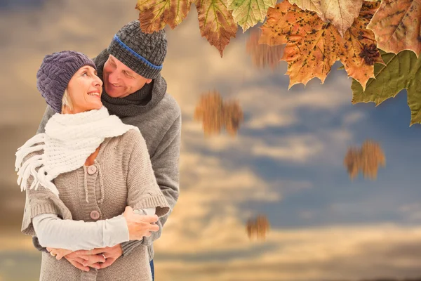 Äldre par i vinterkläder embracing — Stockfoto