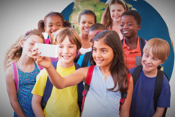 Étudiants mignons utilisant un téléphone mobile — Photo