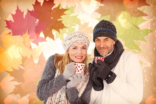 Portrait de couple buvant du café chaud — Photo