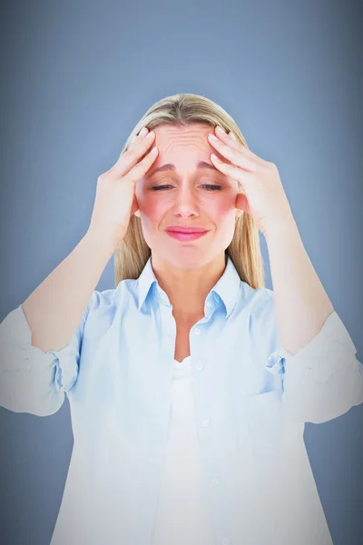 Porträt einer Blondine, die Kopfschmerzen bekommt — Stockfoto