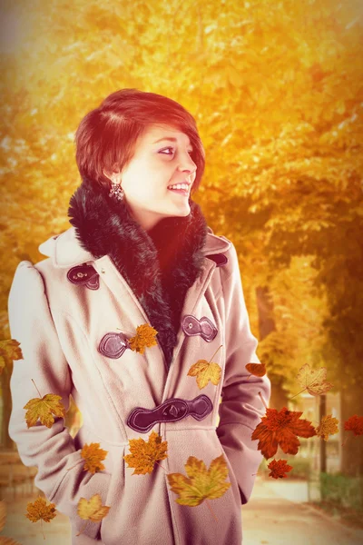 Χαμογελώντας όμορφη γυναίκα στον χειμερινό παλτό — Φωτογραφία Αρχείου