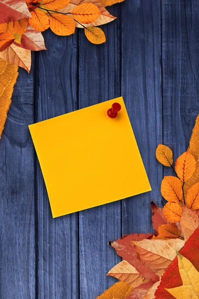 Pinezka na żółtym papierze — Zdjęcie stockowe