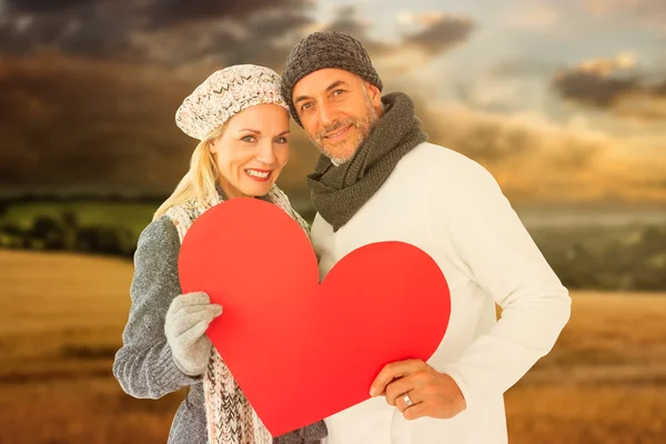 Portrait of happy couple holding heart — Stock Photo, Image