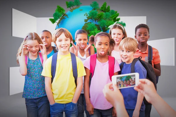 Étudiants mignons utilisant un téléphone mobile — Photo