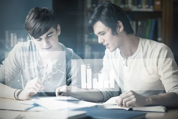 Knappe studenten bezig met een essay — Stockfoto