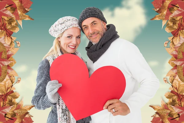 Portrait of happy couple holding heart — Stock Photo, Image