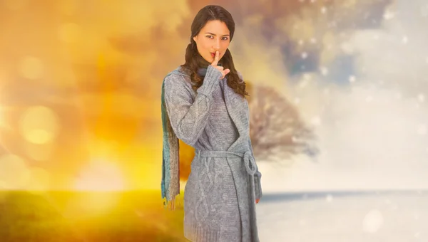 秘密を維持する冬の服を着て若いモデル — ストック写真