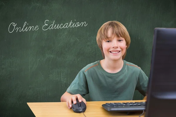 グリーン黒板に対してオンライン教育 — ストック写真