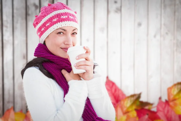 Kvinna som håller kaffekopp — Stockfoto