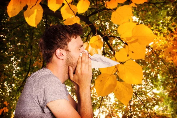 Uomo soffiare naso — Foto Stock