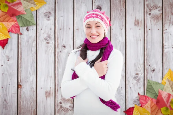 Attraktive Frau trägt eine warme Hose — Stockfoto