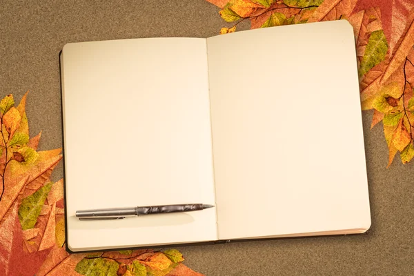 Σύνθετη εικόνα του σημειωματάριο και στυλό — Φωτογραφία Αρχείου