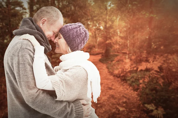 Gelukkige volwassen paar omarmen — Stockfoto