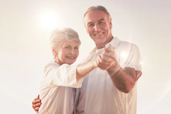 Couple senior dansant sur la plage — Photo