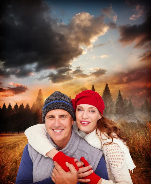 Casal feliz em roupas quentes — Fotografia de Stock