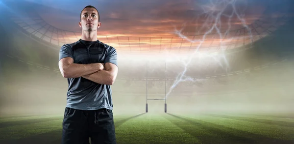 Selbstbewusster Rugbyspieler in voller Länge — Stockfoto