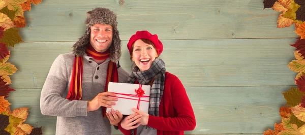 Paar lächelt und hält Geschenk in der Hand — Stockfoto