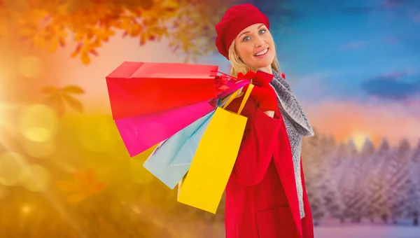 Mulher loira segurando sacos de compras — Fotografia de Stock