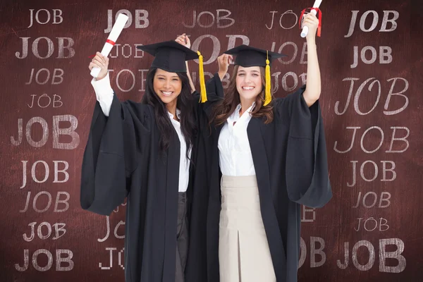 Duas mulheres comemorando sua formatura — Fotografia de Stock