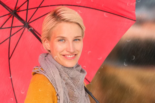 Usmívající se žena drží deštník — Stock fotografie