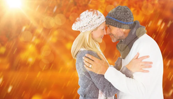 Sorrindo casal bonito romancia — Fotografia de Stock