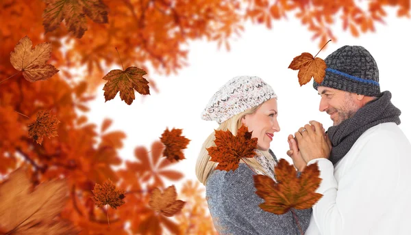 Schattige lachende paar hand in hand — Stockfoto