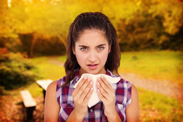 Retrato de una mujer enferma estornudando en un pañuelo —  Fotos de Stock