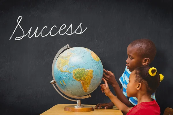 Słowo sukces i uczniów patrząc na całym świecie — Zdjęcie stockowe