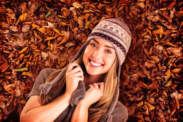 Glad blondin i vinterkläder poserar — Stockfoto